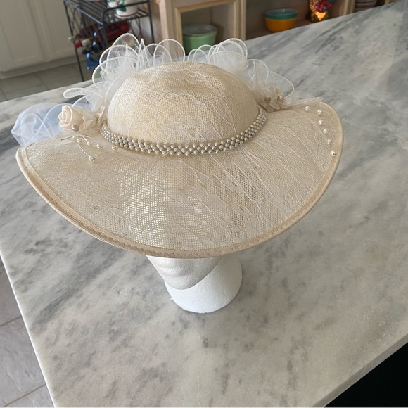 Vintage Wedding Veil Hat  Bride Lace Tulle Vail Cream pearls Roses main image 10